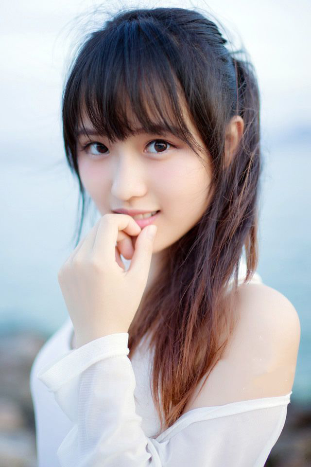 这里上百名将领一降，基本上，这十万大军就落入庞统的掌控了，微微一笑，点头示意众人起身道：“诸位快快请起。”